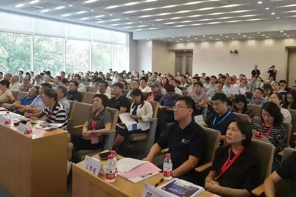 老萬(wàn)亮相2018北方清潔取暖技術(shù)高峰論壇